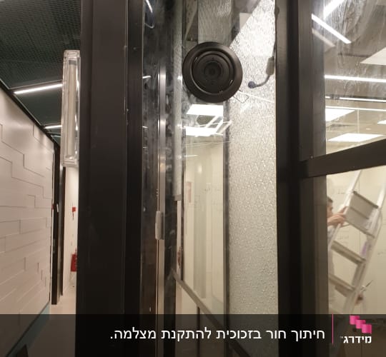 זכוכית עם מסגרת מתכת ושלט עגול